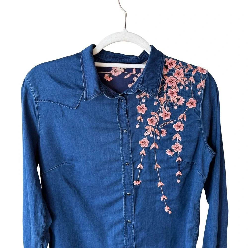 Guess Blue  Button Down Shirt with Pink Floral Embroidery Size M Boho Western - Picture 15 of 16